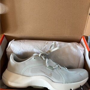 Nike Light Silver Jade Training Shoe! Sz 9